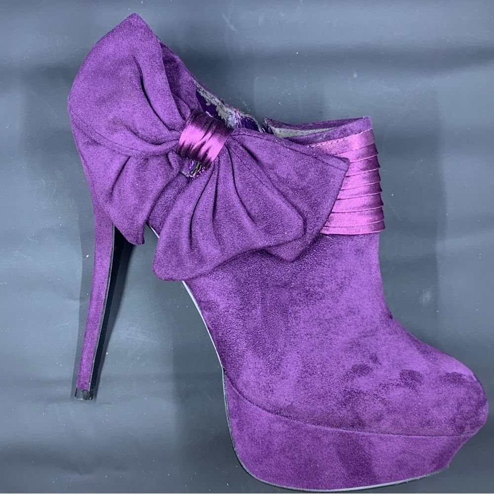 Suede bootie pumps with side bow